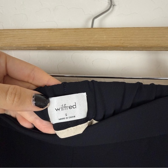 Aritzia Wilfred Crepe Darontal Pull On Pant Trousers in Black - Picture 7 of 11